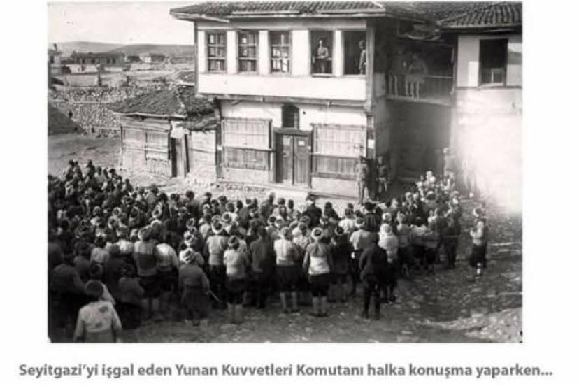 Seyitgazi'yi İşgal eden Yunan Kuvvetleri Komutanı halka konuşma yaparken...