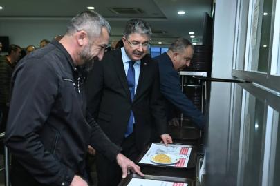 Vali Yılmaz Eti Maden'de Sıraya girdi, İşçilerle aynı sofrayı Paylaştı