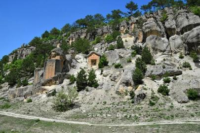 FRİGYA'NIN DAĞLIK MİRASI: SEYİTGAZİ'DE BİR "NÖBETÇİ" BAHŞEYİŞ ANITI