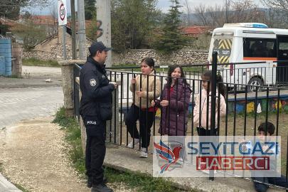 Seyitgazi’de Eğitim Güvenliği: Polis Hem Koruyor Hem Bilgilendiriyor!