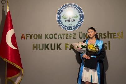 GURUR GÜNÜ: Seyitgazi’nin Evladı Nagihan Er, Hukuk Fakültesinden Mezun Oldu!