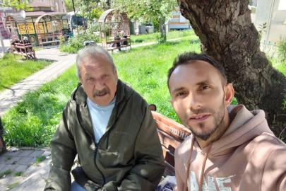 Hem Çekiç Tutar Hem Mızrap: Seyitgazili Ümit Düvenci ve Sahnelerin Tozunu Yutan Gönül Dostları