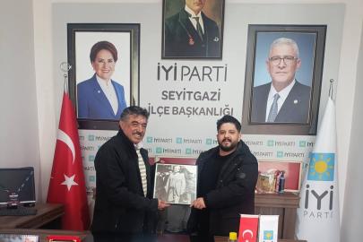 İYİ Parti İlçe Binasında Anlamlı Buluşma: Gümüşbel Muhtarlığına Atatürk Portresi