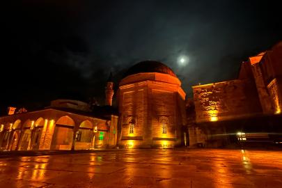 SEYYİD BATTAL GAZİ KÜLLİYESİ GECESİYLE DE BÜYÜLÜYOR