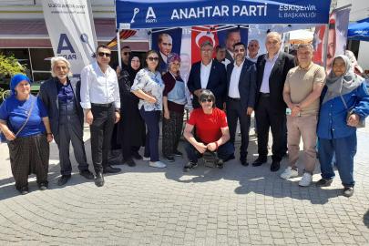 Anahtar Parti Seyitgazi’de Sahaya İndi: Hem Aşure Dağıttı Hem Esnafı Dinledi