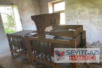 Göcenoluk’ta Zaman Yolculuğu: 44 Yıllık İnsan Gücüyle Çalışan "Buğday Çalkama" Makinesi Zamana Direniyor!