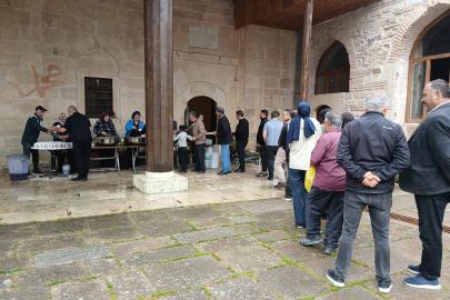 Seyyid Battal Gazi’de Bereket Sofrası: Cuma Aşı Gönülleri Birleştiriyor...