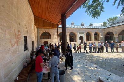 Seyitgazi Türbe Camii’nde Bereket Sofrası: Cuma Namazı Sonrası Yemek ve Aşure İkramı