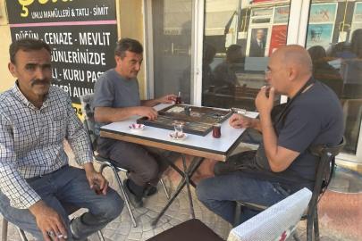 Seyitgazi’de Günün Yorgunluğu Çay ve Tavla Eşliğinde Atılıyor