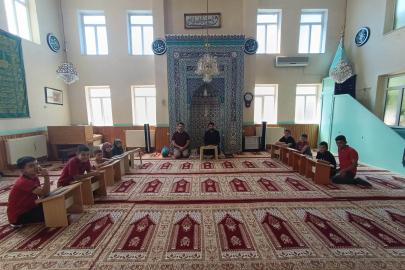 Seyitgazi’de Yaz Kursu Öğrencilerine Karpuzlu Filistin Söyleşisi