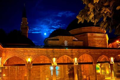 Külliyede Gece, Yürekte Delice Bir Sevda"