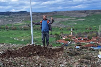 AŞAĞISÖĞÜT’TE ŞANLI BAYRAK DALGALANIYOR: KÖY BAYIRI TEPESİ YENİ ÇEHRESİNE KAVUŞUYOR